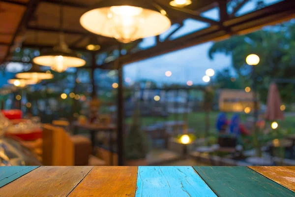 Bokeh ile kafenin arka planı bulanık 