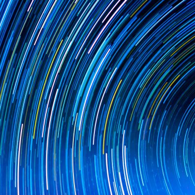 Uzun pozlama star yollar görüntüsünü.