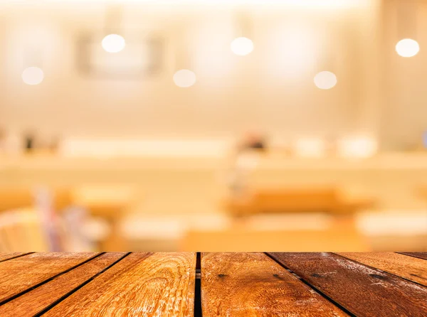 Boş ahşap masa ve kafeterya bokeh IMAG ile arka plan bulanıklık