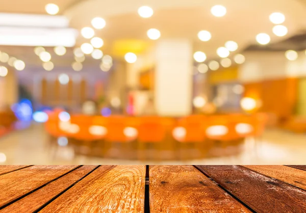 空の木製テーブルとコーヒー ショップ ボケ imag と背景をぼかし — ストック写真