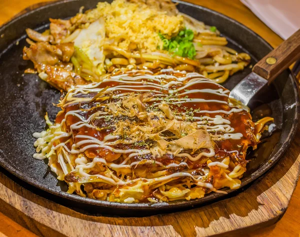 Πίτσα μαγείρεμα Okonomiyaki closeup ή Ιαπωνία με καυτό σίδερο τηγάνι — Φωτογραφία Αρχείου