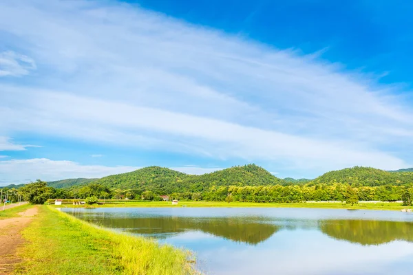 Bellezza giornata di sole sul lago — Foto Stock