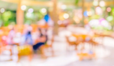 Bokeh imajı olan bir kafenin arka planı bulanık .