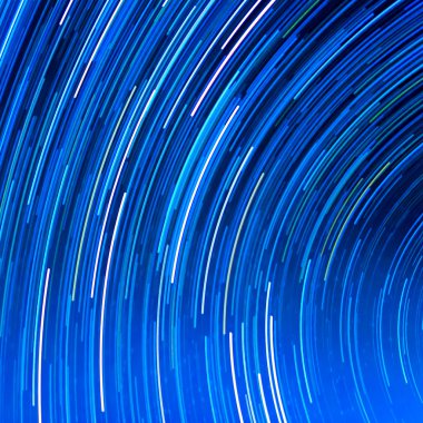 Uzun pozlama star yollar görüntüsünü.