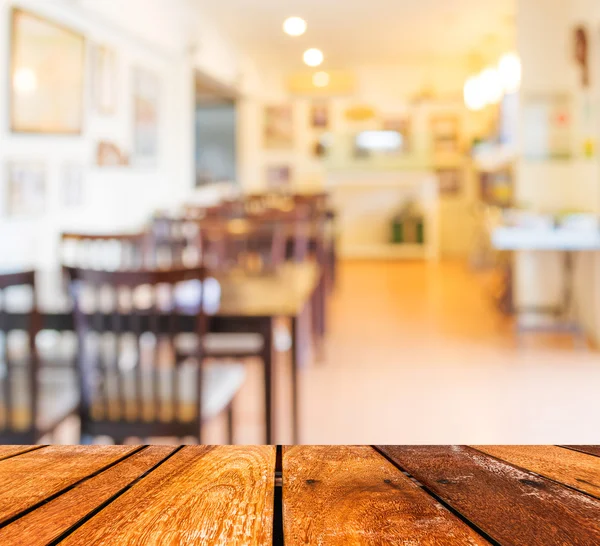 Boş ahşap masa ve kafeterya bokeh IMAG ile arka plan bulanıklık