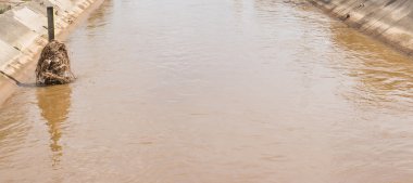 kahverengi su yağmur mevsimi kanalda çimento ile görüntü.