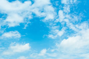 Arkaplan kullanımı için beyaz bulutlu berrak gökyüzü resmi .