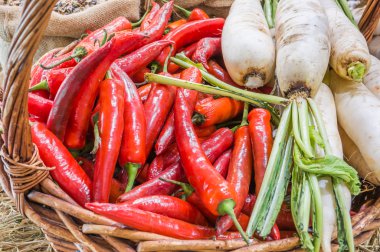 sag çanta ve sepet içinde chili pirinç