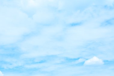 Arkaplan kullanımı için beyaz bulutlu berrak gökyüzü resmi .