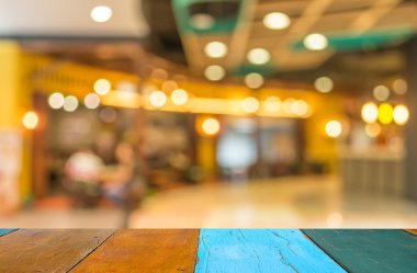 Alışveriş merkezinin ve insanların bulanık görüntüsü .