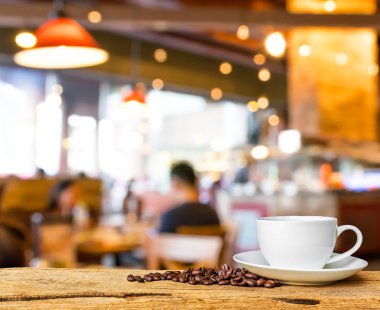 Bokeh imajı olan bir kafenin arka planı bulanık. 