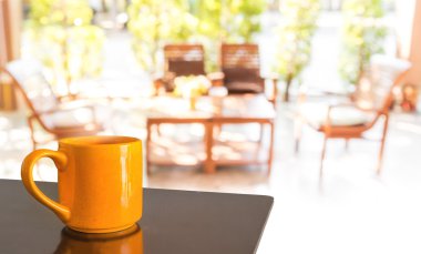 Boş ahşap masa ve kafeterya bokeh görüntü ile arka plan bulanıklık.