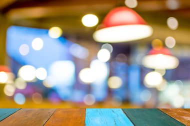 Bokeh imajı olan bir kafenin arka planı bulanık .