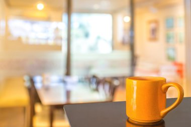 Boş ahşap masa ve kafeterya bokeh IMAG ile arka plan bulanıklık