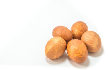 Beyaz arka plan üzerinde Paskalya yumurtaları ayırmak.