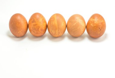 Beyaz arka plan üzerinde Paskalya yumurtaları ayırmak.