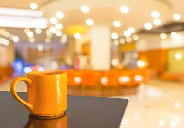 Mesa Madera Vacía Fondo Borroso Cafetería Con Imagen Bokeh — Foto de Stock