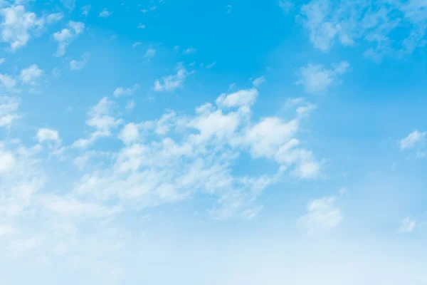 Arkaplan Kullanımı Için Beyaz Bulutlu Berrak Gökyüzü Resmi — Stok fotoğraf