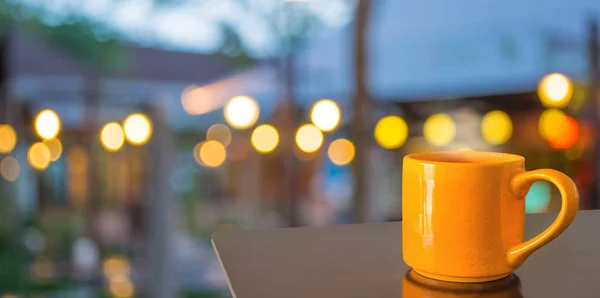 Mesa de madera vacía y fondo borroso Cafetería con imag bokeh — Foto de Stock