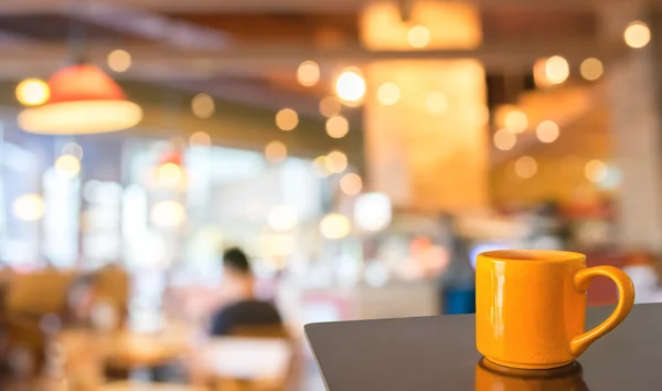 Leere Holztisch und Café verschwimmen Hintergrund mit Bokeh imag — Stockfoto