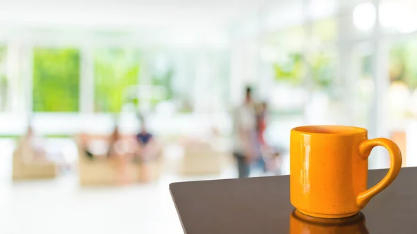 Lege houten tafel en coffeeshop wazig achtergrond met bokeh imag — Stockfoto