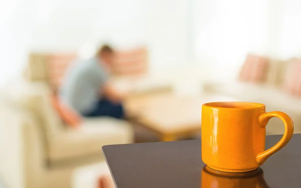 Mesa de madeira vazia e café desfoque fundo com imagem bokeh — Fotografia de Stock