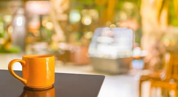 Lege houten tafel en coffeeshop wazig achtergrond met bokeh imag — Stockfoto