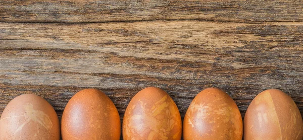 Imagen de huevos de Pascua sobre fondo de madera —  Fotos de Stock