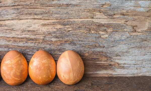 Imagen de huevos de Pascua sobre fondo de madera —  Fotos de Stock