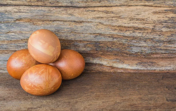 Immagine di uova di Pasqua su sfondo di legno — Foto Stock