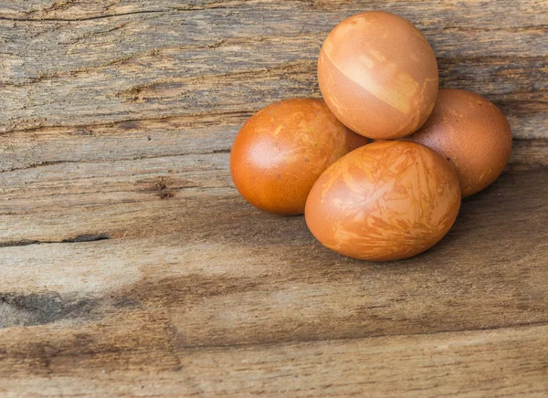 Зображення великодніх яєць на дерев'яному фоні — стокове фото