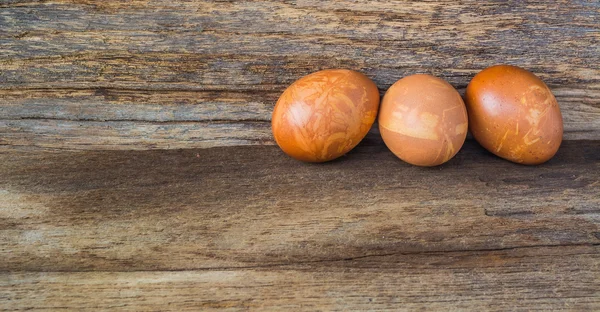 Imagen de huevos de Pascua sobre fondo de madera —  Fotos de Stock