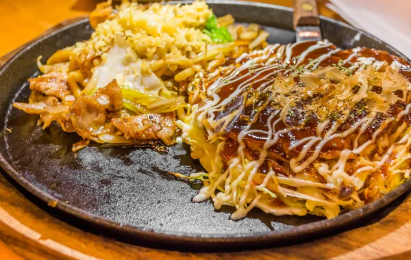 Πίτσα μαγείρεμα Okonomiyaki closeup ή Ιαπωνία με καυτό σίδερο τηγάνισμα — Φωτογραφία Αρχείου