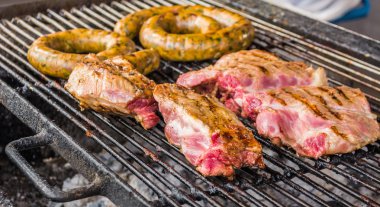 Sai Aua ve ızgara domuz (Notrhern Tay acılı sosis), Chiang 