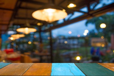 Bokeh ile kafenin arka planı bulanık 