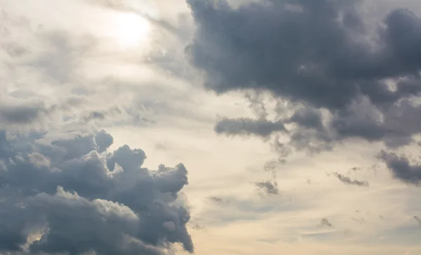 뇌우가 내리기 먹구름의 — 스톡 사진