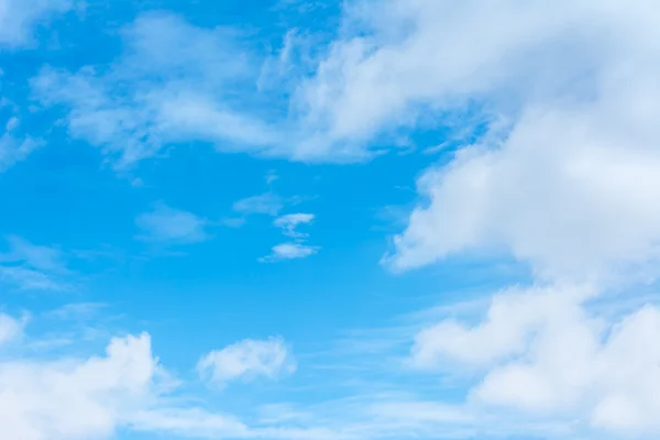 Arkaplan Kullanımı Için Beyaz Bulutlu Berrak Gökyüzü Resmi — Stok fotoğraf