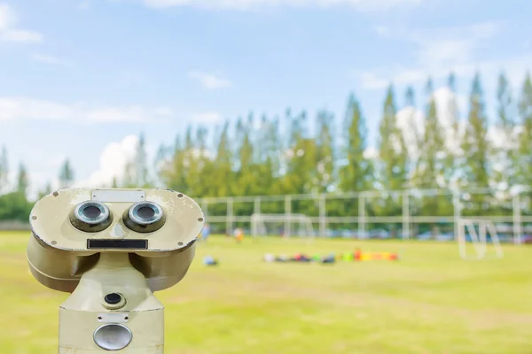 Tiro desfocado de campo de futebol na escola na imagem de dia . — Fotografia de Stock