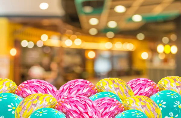 Cafetería fondo borroso con bokeh y huevos de Pascua imagen — Foto de Stock