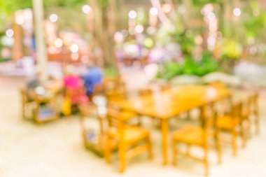 Kapı Restoran ile arka planda yeşil bahçe, görüntü bulanıklığı .