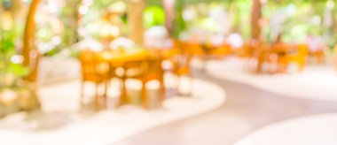 Bokeh imajı olan bir kafenin arka planı bulanık .