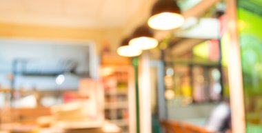 Bokeh imajı olan bir kafenin arka planı bulanık .