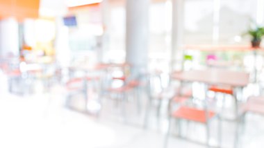 Bokeh imajı olan bir kafenin arka planı bulanık.