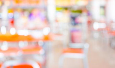 Bokeh imajı olan bir kafenin arka planı bulanık.
