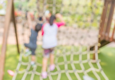 Kamu parkındaki çocuk parkının arka plan kullanımı için bulanık ve bulanık görüntüsü.