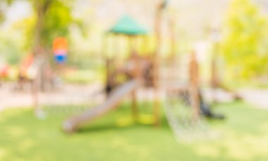 Kamu parkındaki çocuk parkının arka plan kullanımı için bulanık ve bulanık görüntüsü.