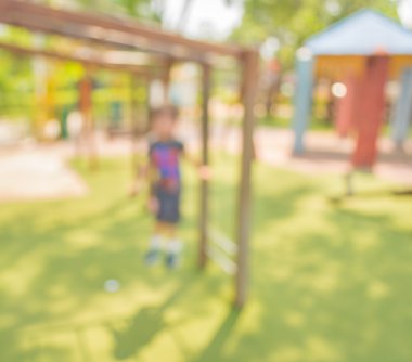 Kamu parkındaki çocuk parkının arka plan kullanımı için bulanık ve bulanık görüntüsü.