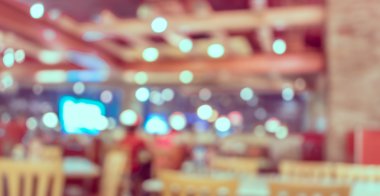 Bokeh imajı olan bir kafenin arka planı bulanık .