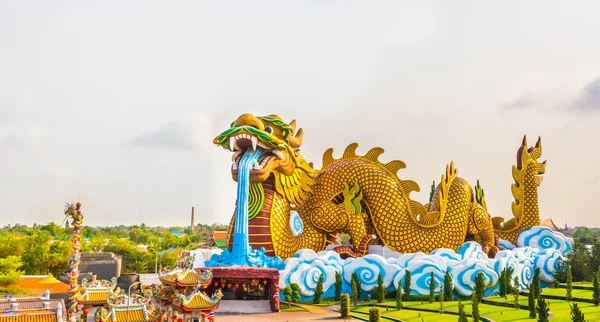 Enorme dragão estátua fundo — Fotografia de Stock