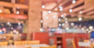 Bokeh imajı olan bir kafenin arka planı bulanık .